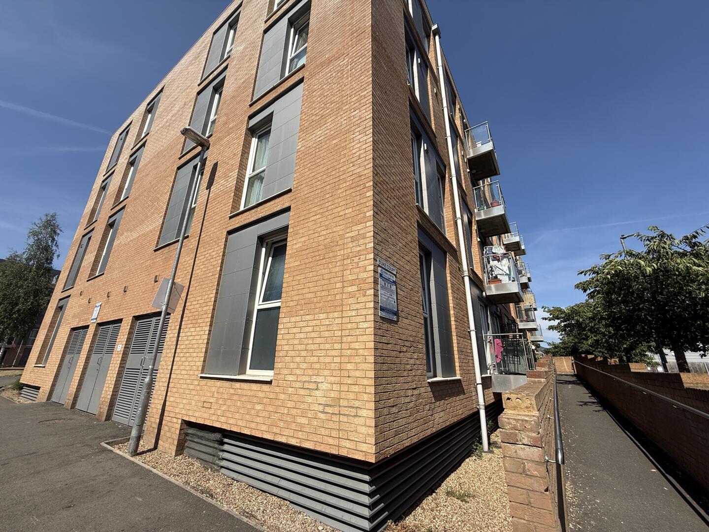 2 bed property in Pontes Avenue, Hounslow